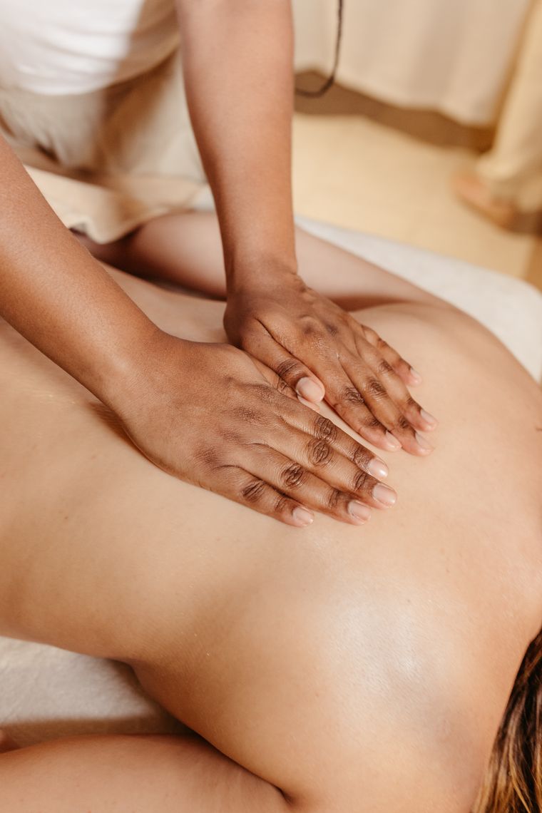 Massage de relaxation, détente du dos aux jambes